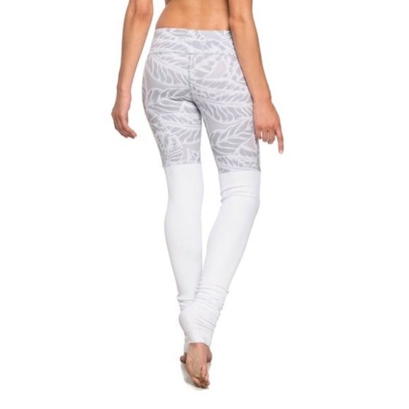 ALO Yoga Goddess Leggings in Palm Springs Print - Picture 2 of 5